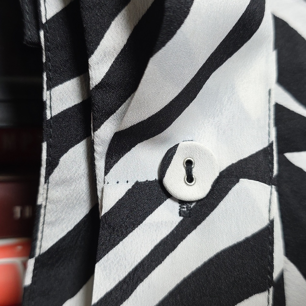 Walter Baker Zebra Shorts, Size 10 - Picture 7 of 10